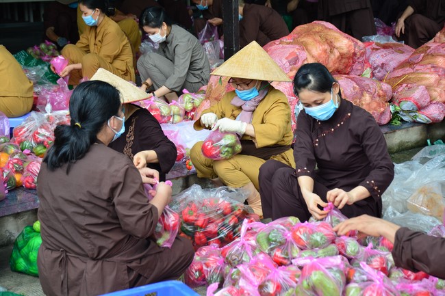 Continuing to support people in need in the Covid-19 pandemic of Hoang Phap Pagoda (series 4)